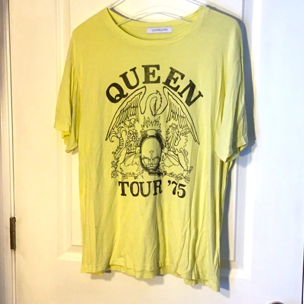Queen yellow tee
